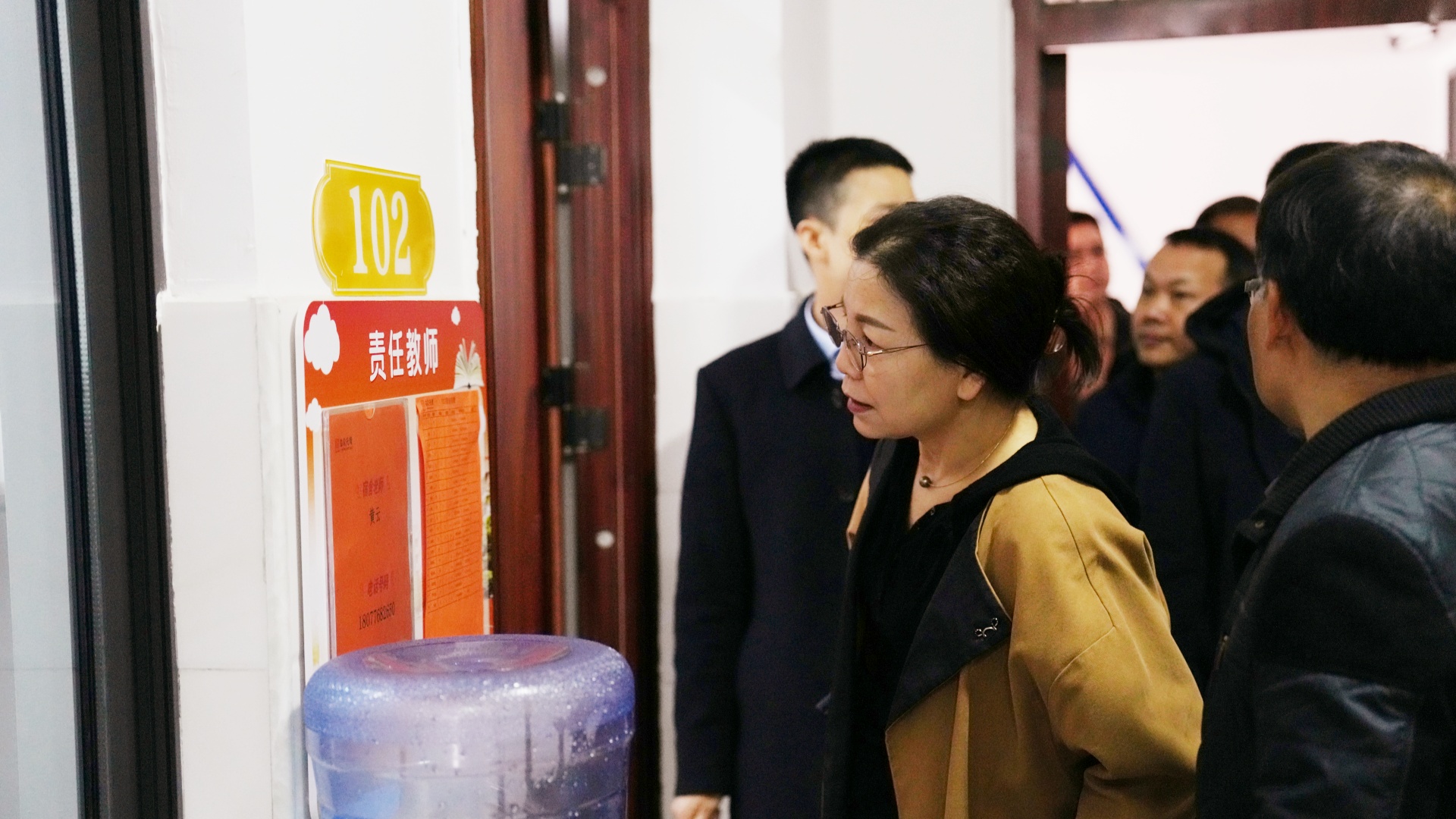 考察組到龍景三小校區(qū)托管樓實地參觀2_副本